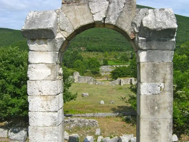 An arch and some of the runs of Carsulae, a ruined Roman town