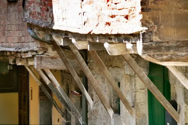 Overhanging upper storeys in Via Ianelli, Cortona
