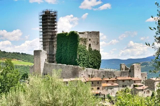 The Rocca di Pierle at the Tuscan end of the Niccone ValleyThe Rocca di Pierle at the Tuscan end of the Niccone Valley