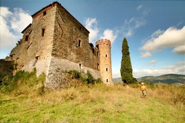 An abandoned castle on the Etruscan Tomb Short Walk