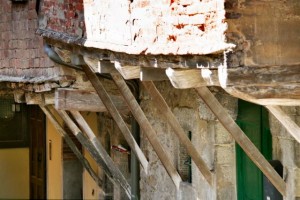 Overhanging upper storeys in Via Ianelli, Cortona